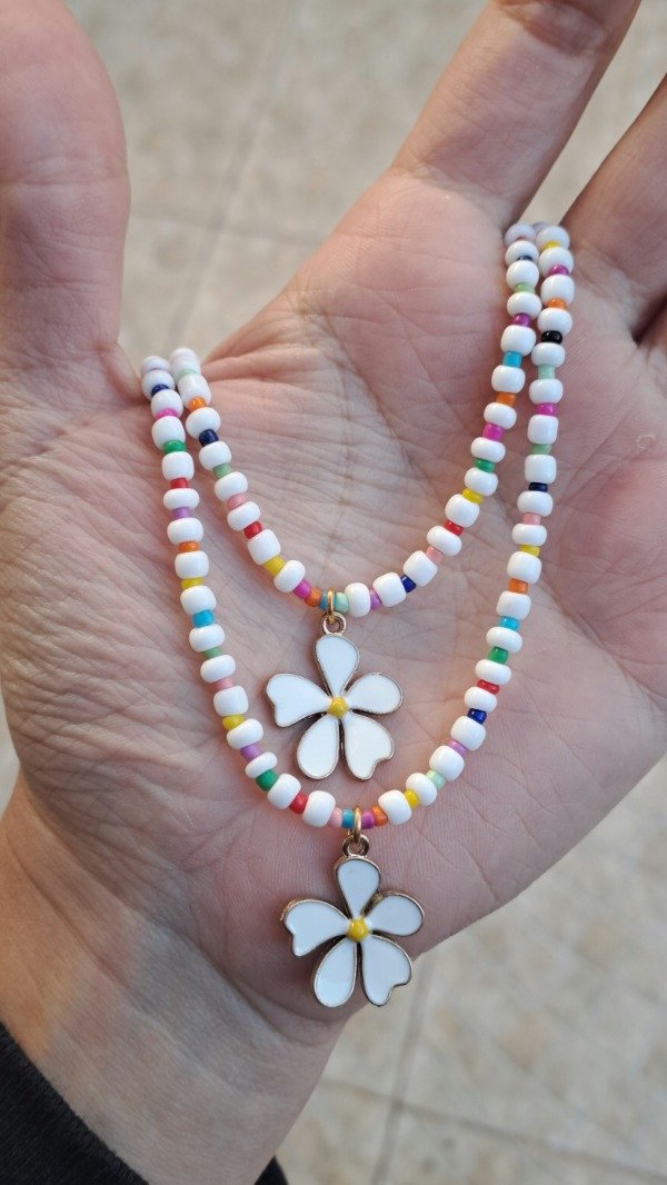Producto - Collar Blanco y multicolor con Dije Flor
