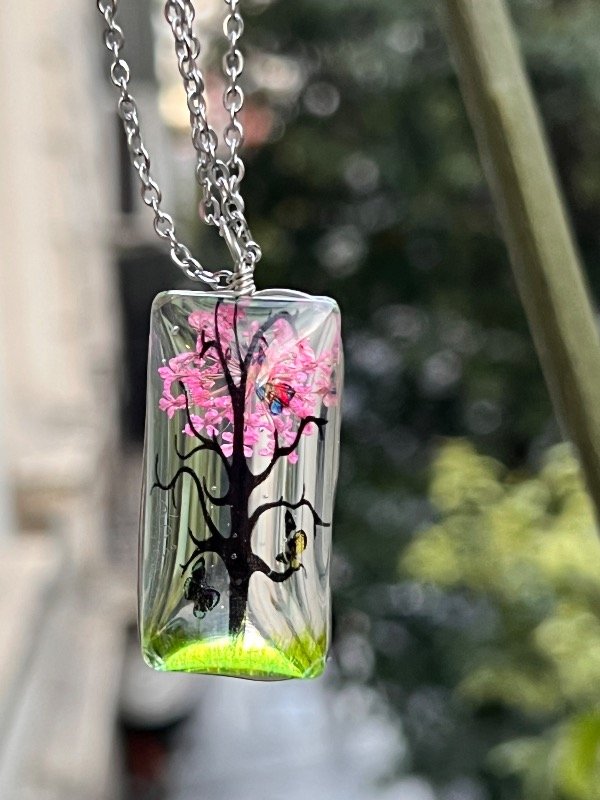 Producto - Collar de acero dije rectángulo árbol con mariposas