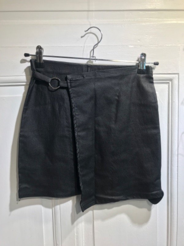 Producto - Falda / Short engomado negro con hebilla - Talle XS- PRECIO: 20x