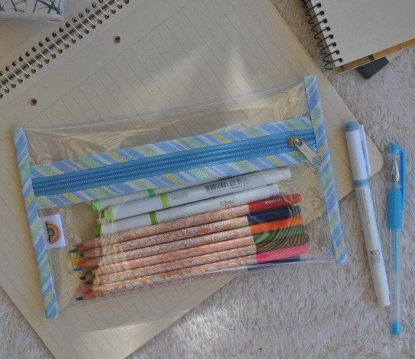 Producto - Cartuchera Cristal Rayitas Celeste