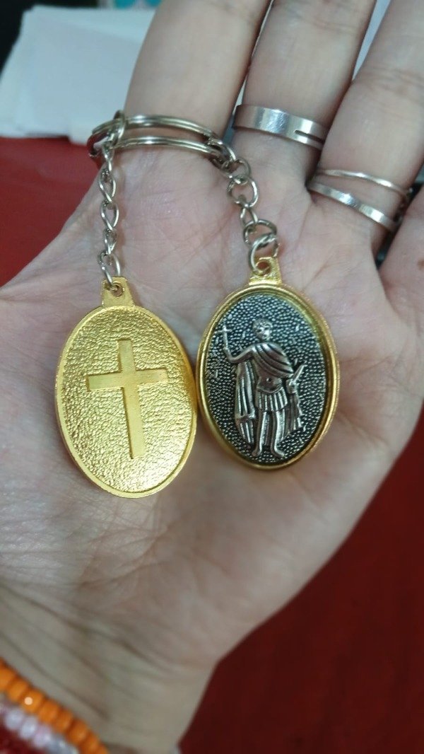 Producto - Llavero San Expedito metal dorado
