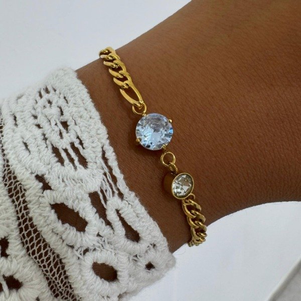 Producto - PULSERA DORADA FIGARO CON CENTRO DOS CHISPAS BLANCAS