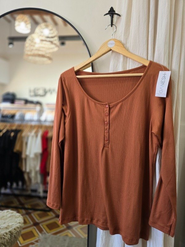 Producto - REMERA BOTONES
