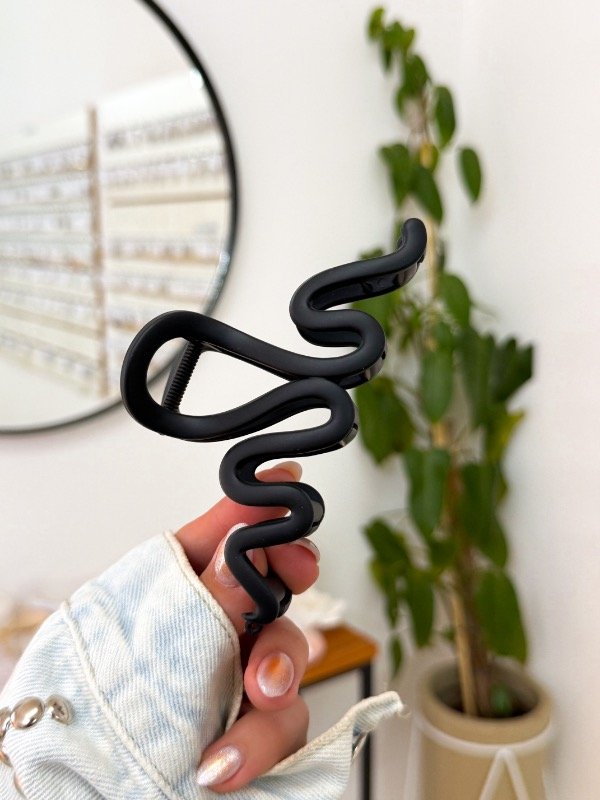 Producto - Broche negro curvas