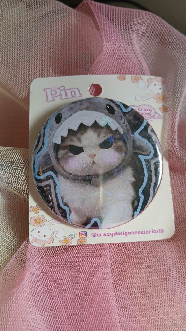 Producto - Pin michi enojado tiburón