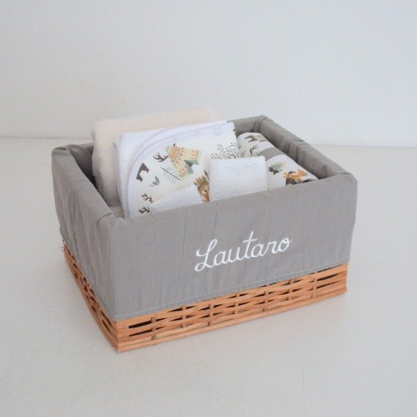 Producto - Ajuar "Bienvenida" en canasto