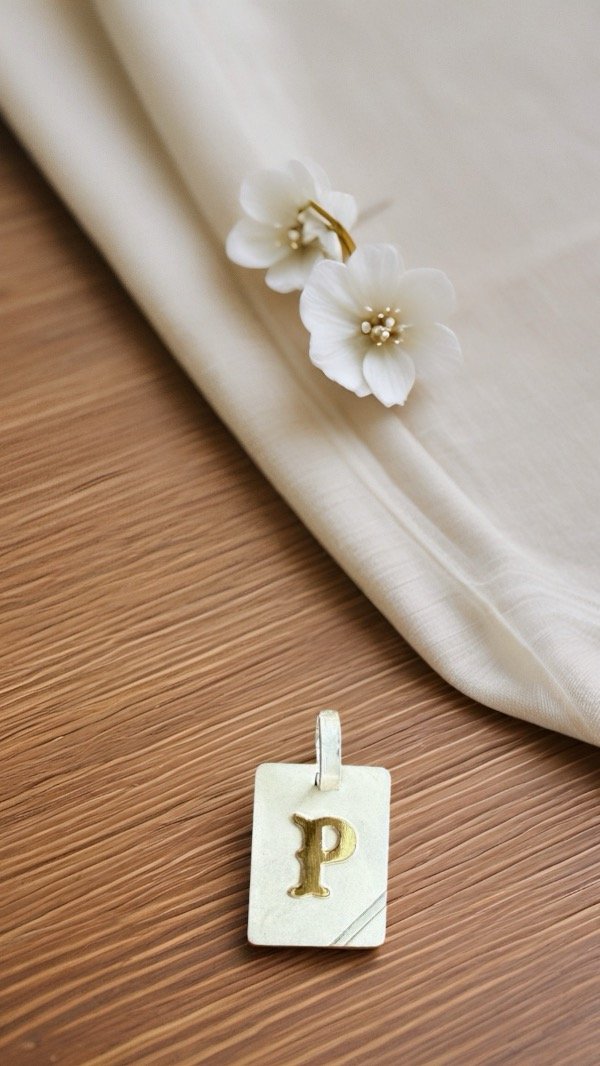 Producto - Inicial P rectangular PLATA Y ORO 23x12MM