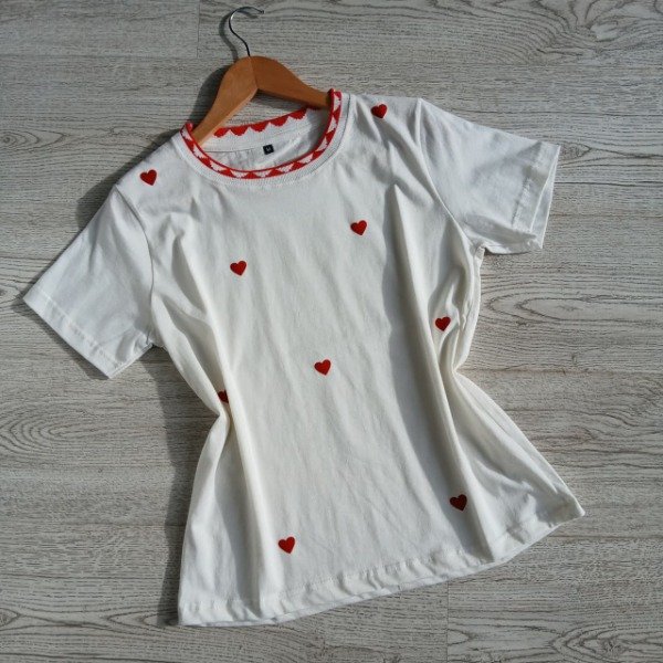 Producto - 124 - REMERA CUELLO BORDADO CORAZONES