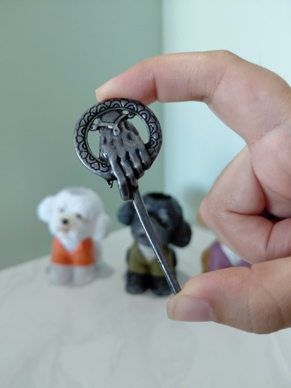 Producto - Prendedor metalizado - Mano del Rey de Game of Thrones en PLATEADO