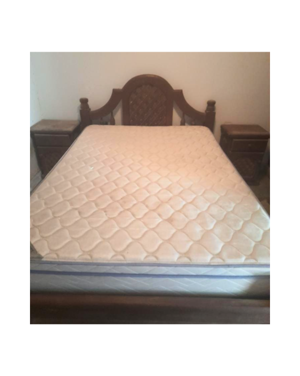 Producto - Cama de 2 plazas de algarrobo y mesitas de luz / Sin colchón