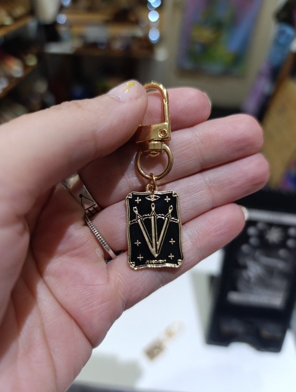 Producto - Llavero tarot 3 de espadas