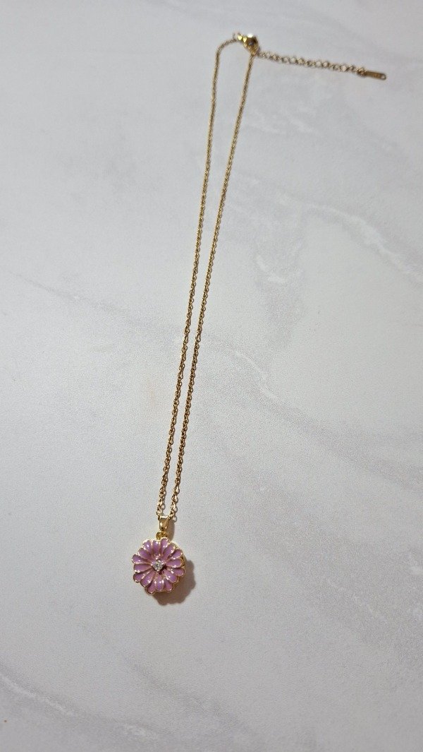 Producto - Cadena de Acero dorado con dije giratorio flor lila