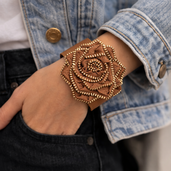 Producto - Brazalete  Tendencia de Diseño  Flor  de cuero