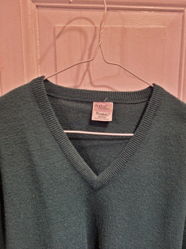 Producto - Sweater DRALON verde oscuro escote en v Talle M - PRECIO: 27X - 2