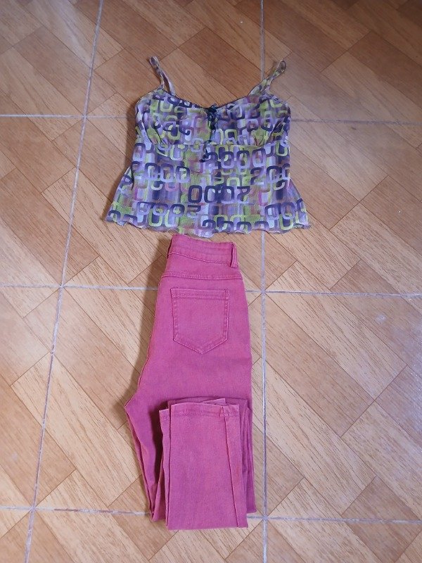 Producto - Top 2000 y pantalón bordó