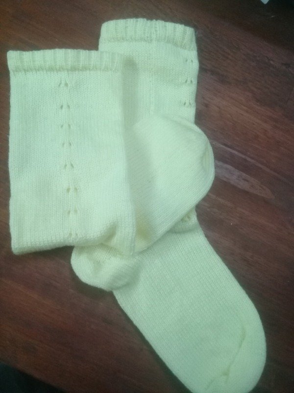 Producto - Medias tejidas, adulto. Amarillo pastel