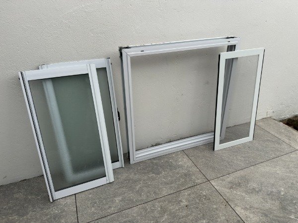 Producto - VENTANA ALUMINIO 2 HOJAS VIDRIO ESMERILADO 80x80 CON MOSQUITERO #12177