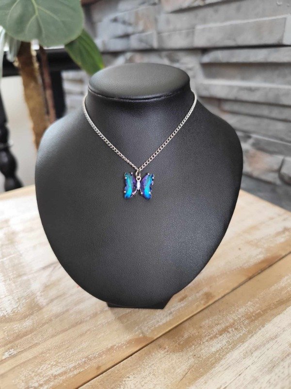 Producto - Collar mariposa strass azul. Acero quirúrgico.