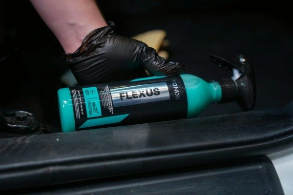 Producto - FLEXUS VONIXX 2 EN 1 LIMPIADOR Y ACONDICIONADOR DE PLÁSTICOS INTERIOR 500 ml