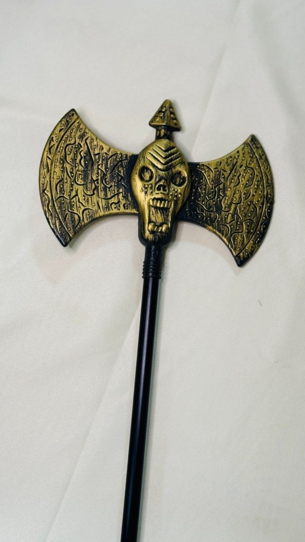 Producto - Arma medieval con calavera dorada plástico