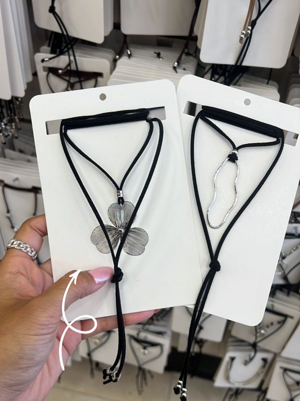 Producto - CHOCKER DE GAMUZA CON FLOR