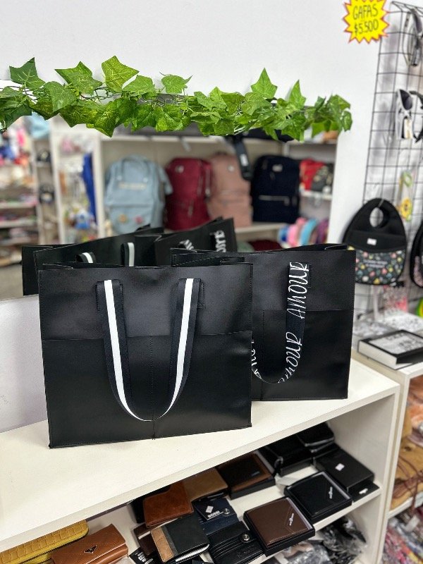 Producto - Bolso con correa estampada y doble bolsillo al frente