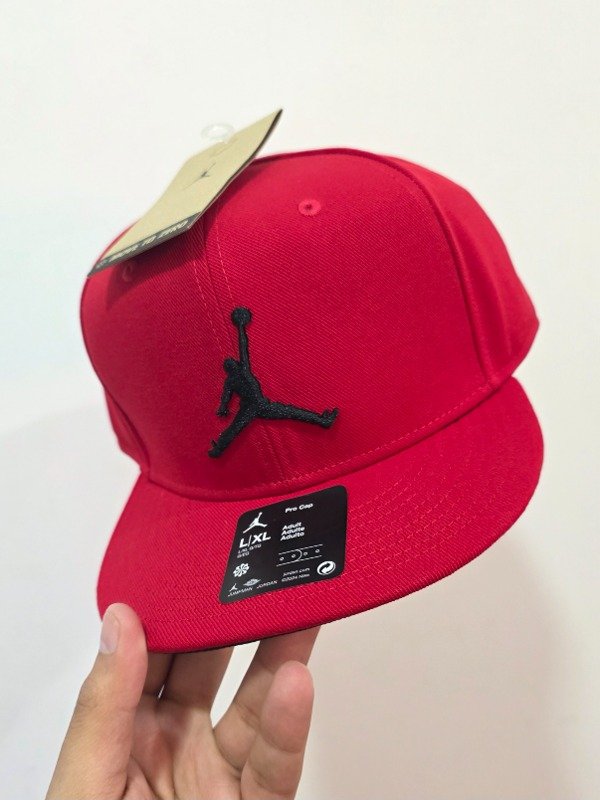 Producto - Jordan Brand Pro Red And Black Snapback Talle L/XL