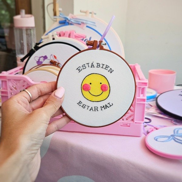 Producto - Bordado Está bien estar Mal