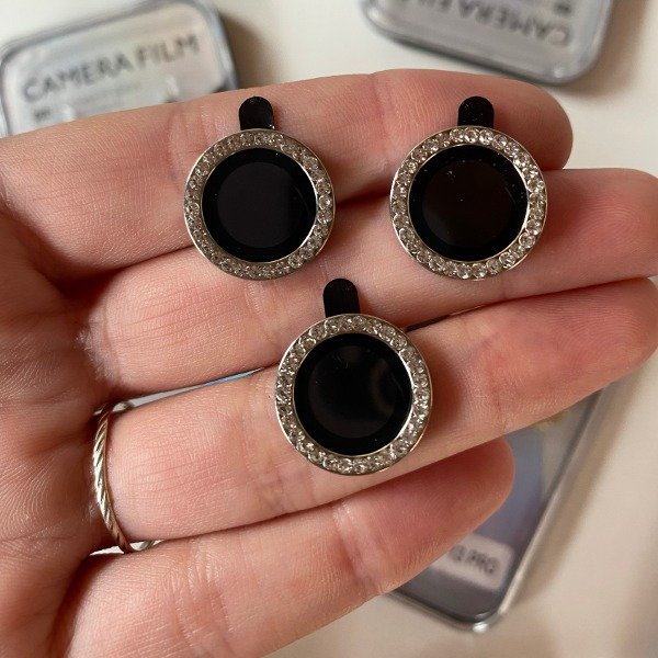Producto - PROTECTOR DE CAMARA PLATEADO CON STRASS