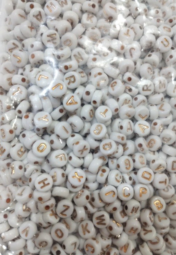 Producto - Dije Cuenta Blanca con Letras Dorada