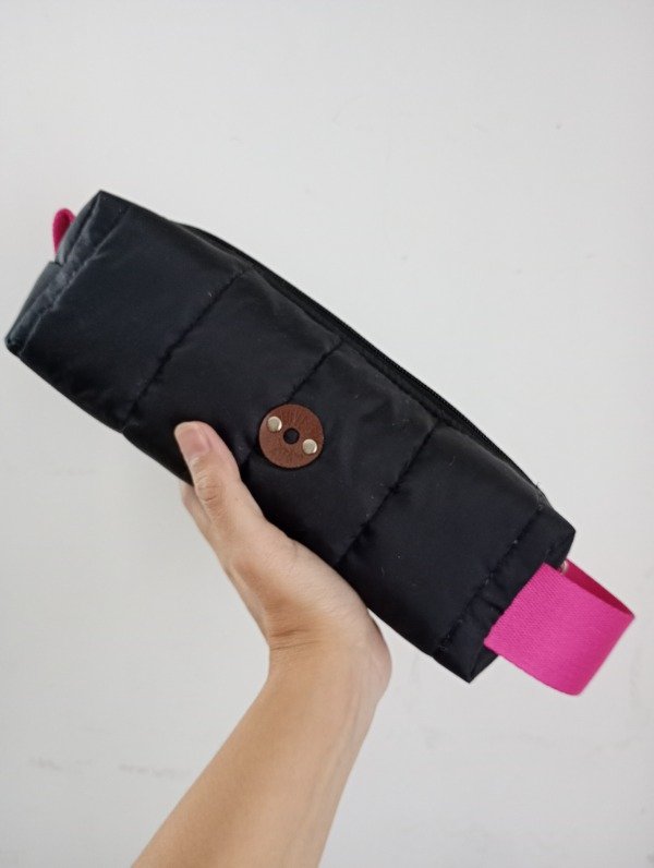 Producto - Cartuchera/neceser pufer negra opaca/fucsia STOCK