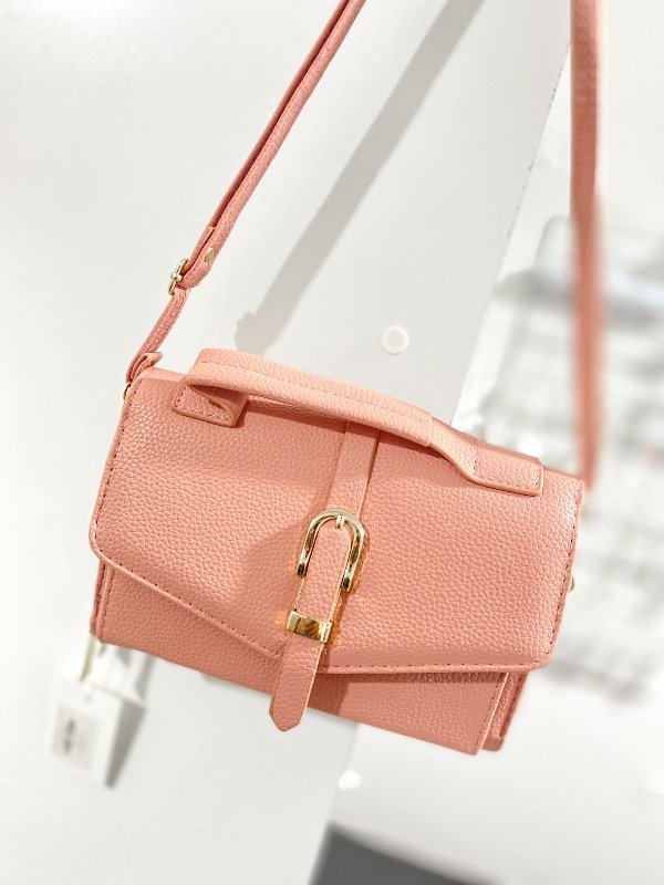 Producto - Bandolera portacelular rosa con detalles dorados.