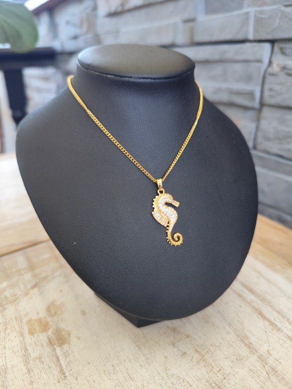 Producto - Collar caballito de mar con strass. Acero dorado.