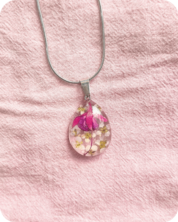 Producto - Dije flor Fucsia Magallanica - incluye cadena