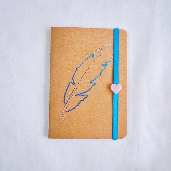 Producto - Libreta A6 Bordado PLUMA
