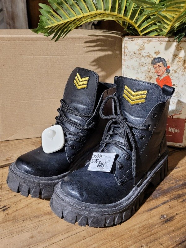 Producto - Borcegos negros ecocuero Talle 36.5 - PRECIO: 40X