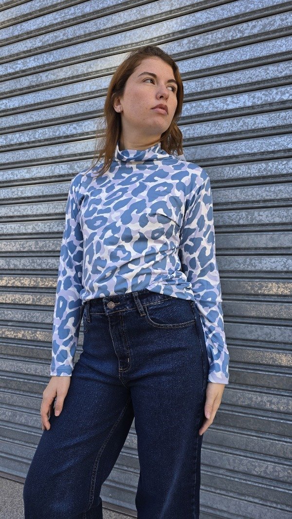 Producto - 2083 POLERA BUFALO PRINT CELESTE