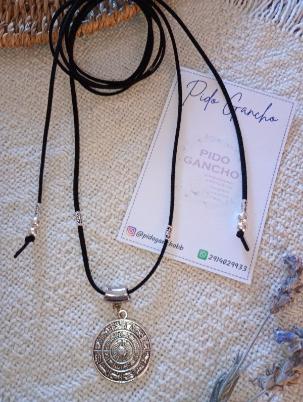 Producto - Corbatero lazo de gamuza con dije