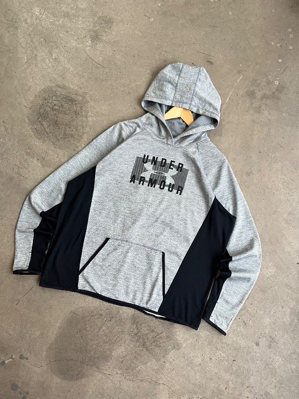 Producto - HOODIE DEPORTIVO UNDER ARMOUR GRIS Y NEGRO (2XL)