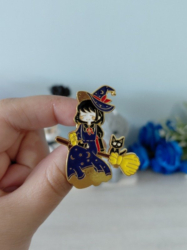 Producto - Pin metalizado - Kiki: Entregas a domicilio #1697