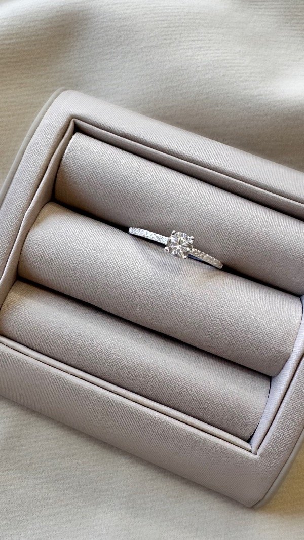 Producto - Anillo cintillo cubic central en plata 925