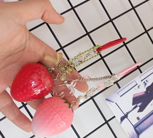 Producto - Llavero bálsamo frutilla