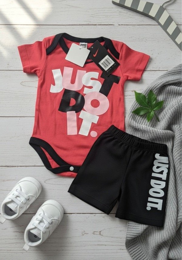 Producto - Conjunto ajuar 2 piezas Nike coral