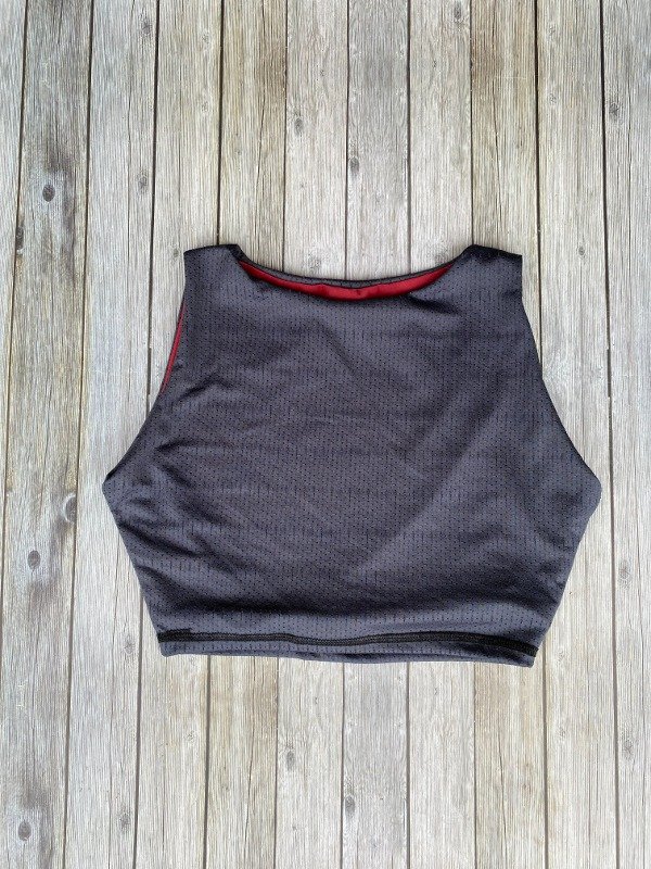 Crop top dryfit gris topo
