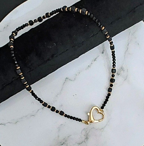 Producto - Chocker Rocas de Cristal Negro con cierre Corazón Dorado
