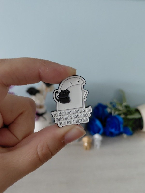 Producto - Pin metalizado - Yo defendiendo a mi gato aún sabiendo que es culpable #1209
