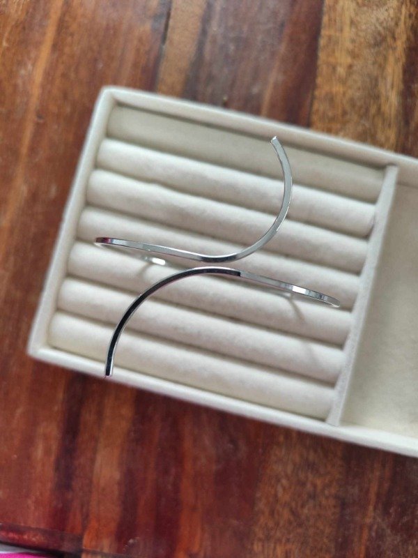 Producto - Brazalete cruzado. Plateado.