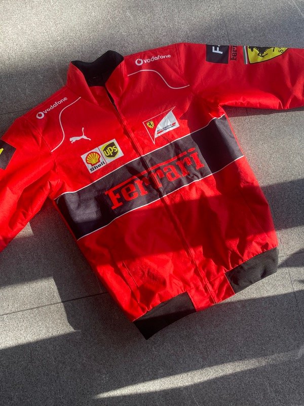 Producto - Chaqueta impermeable y rompeviento Ferrari