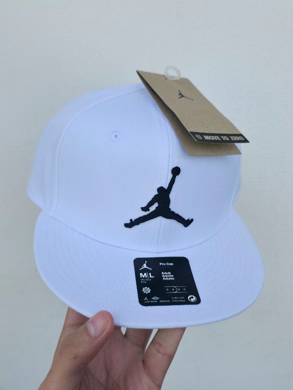 Producto - Jordan Brand Pro Jumpman Total White Snapback Talle M/L
