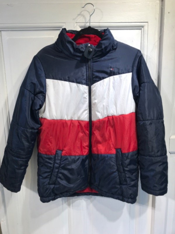 Producto - Campera TOMMY HILFIGER azul colorada y blanca Talle 14/16 años- PRECIO: 108X